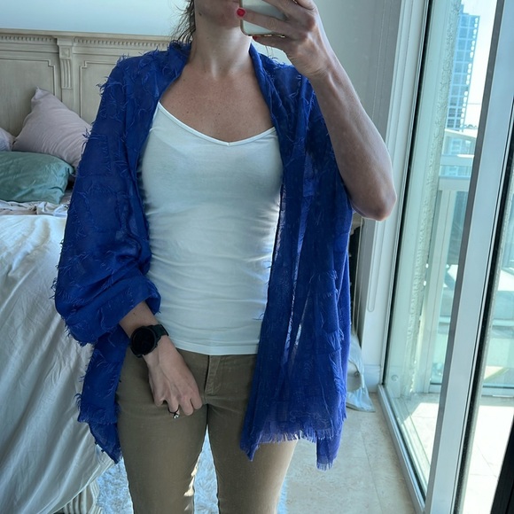 Rebecca Minkoff blue shawl with squares and fringe detailing - Picture 1 of 4